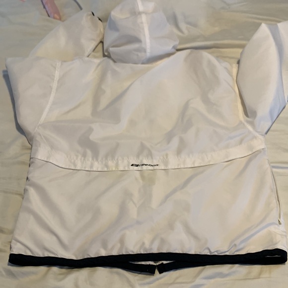 Jacket, hooded, White with mesh lining and Navy trimmed bottom and sleeves,  L. - Picture 10 of 11